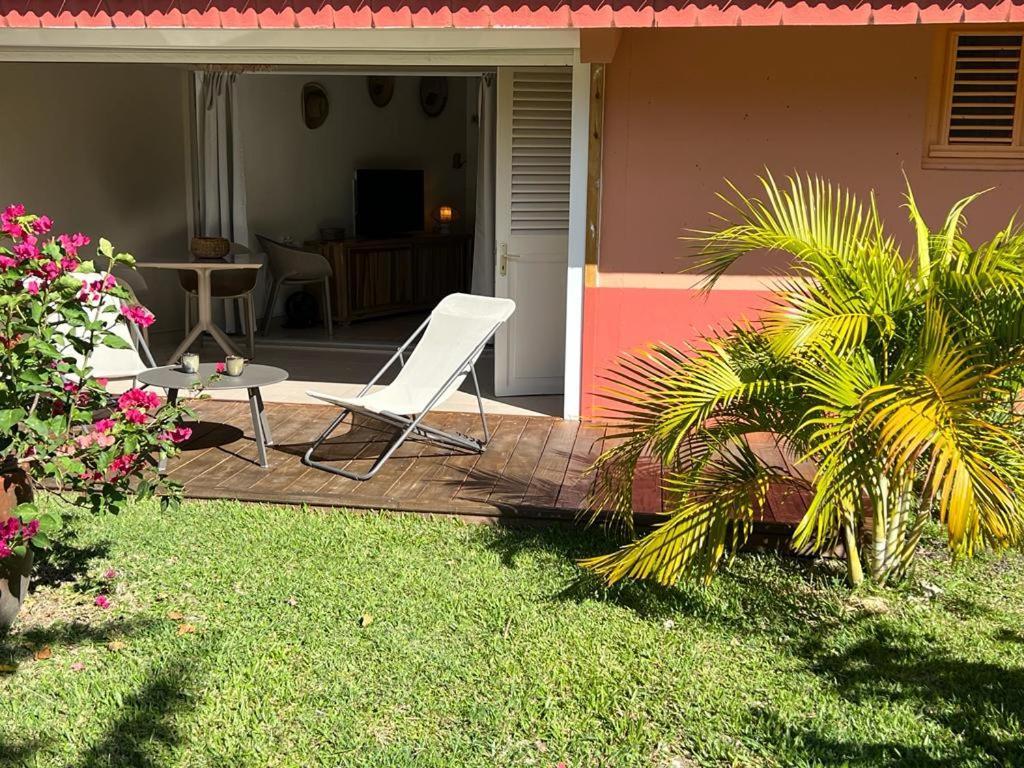 Les Pieds Dans L'Eau: Beachfront Retreat at Anse Caritan, Sainte-Anne Exterior photo