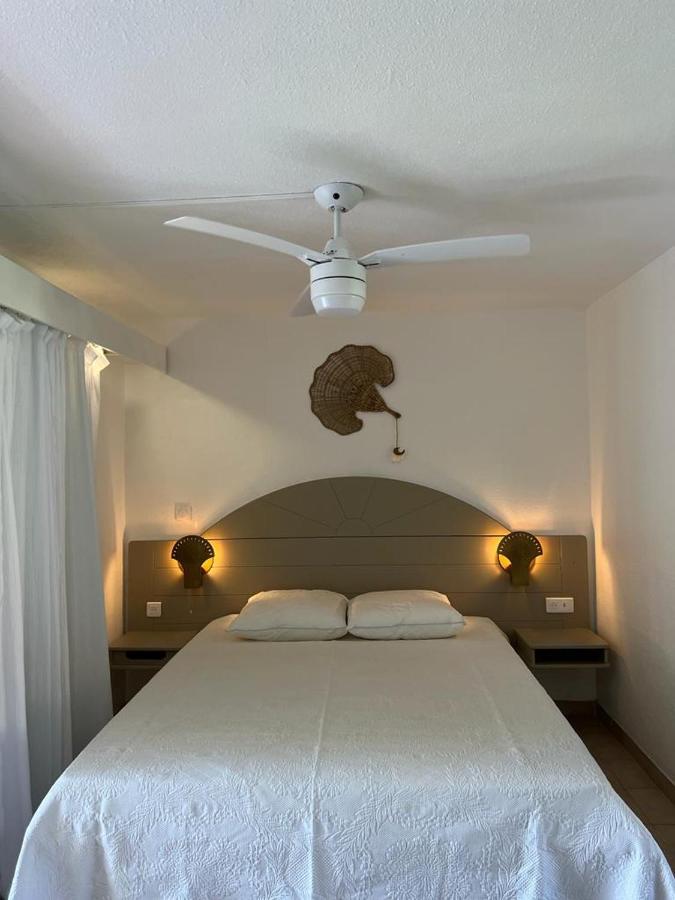 Les Pieds Dans L'Eau: Beachfront Retreat at Anse Caritan, Sainte-Anne Exterior photo