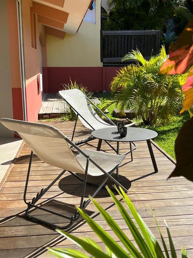 Les Pieds Dans L'Eau: Beachfront Retreat at Anse Caritan, Sainte-Anne Exterior photo