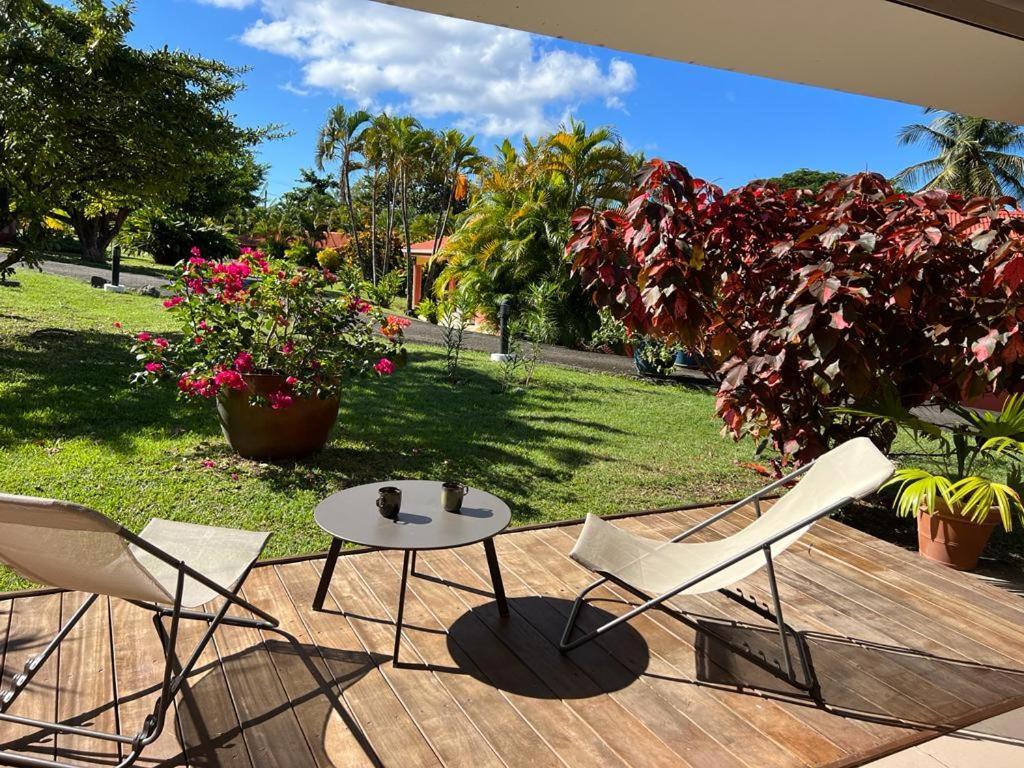 Les Pieds Dans L'Eau: Beachfront Retreat at Anse Caritan, Sainte-Anne Exterior photo