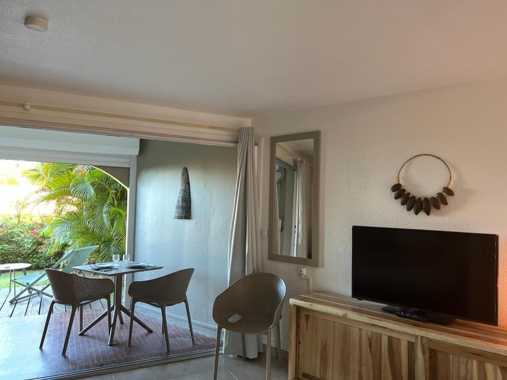 Les Pieds Dans L'Eau: Beachfront Retreat at Anse Caritan, Sainte-Anne Exterior photo