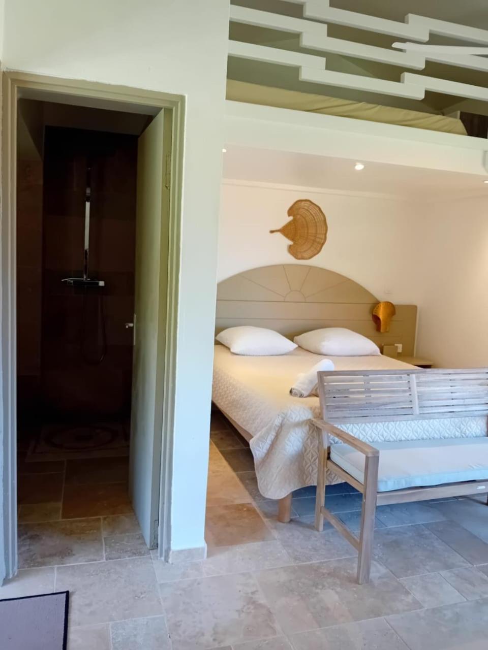 Les Pieds Dans L'Eau: Beachfront Retreat at Anse Caritan, Sainte-Anne Exterior photo