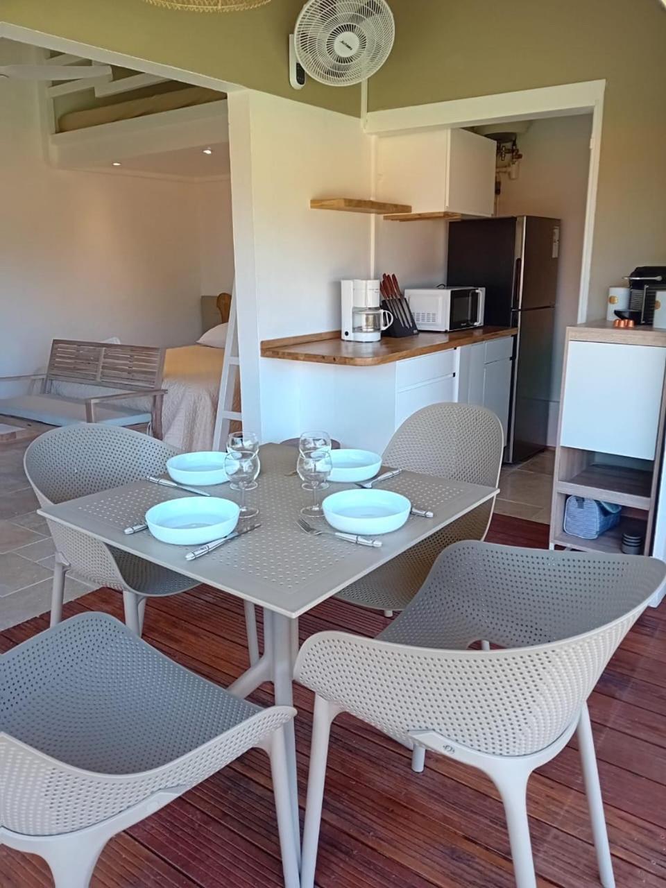 Les Pieds Dans L'Eau: Beachfront Retreat at Anse Caritan, Sainte-Anne Exterior photo