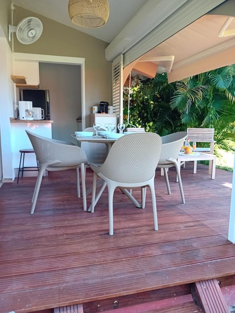 Les Pieds Dans L'Eau: Beachfront Retreat at Anse Caritan, Sainte-Anne Exterior photo
